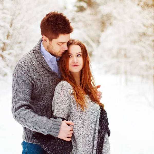 Casal apaixonado posando no inverno — Fotografia de Stock