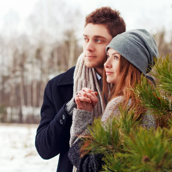 Casal feliz posando na floresta de inverno — Fotografia de Stock