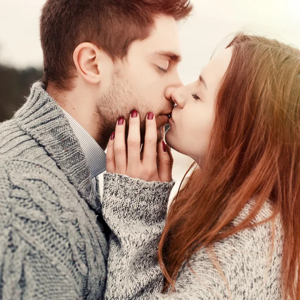 Menino e menina beijando no inverno — Fotografia de Stock