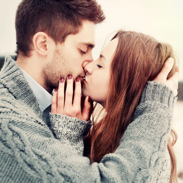 Menino e menina beijando no inverno — Fotografia de Stock