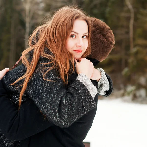Жінка обіймає свого хлопця взимку — стокове фото