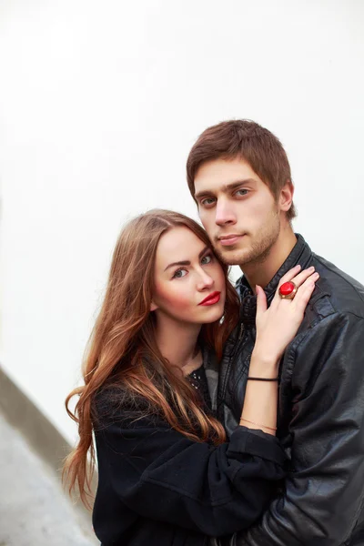 Casal elegante posando ao ar livre — Fotografia de Stock