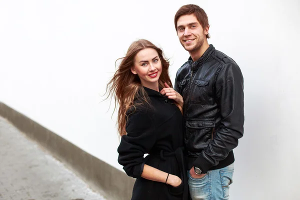 Casal elegante posando ao ar livre — Fotografia de Stock