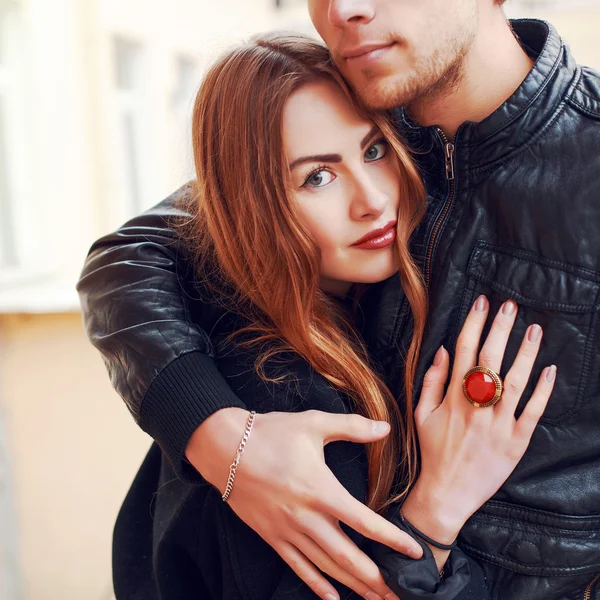 Pareja elegante posando al aire libre —  Fotos de Stock