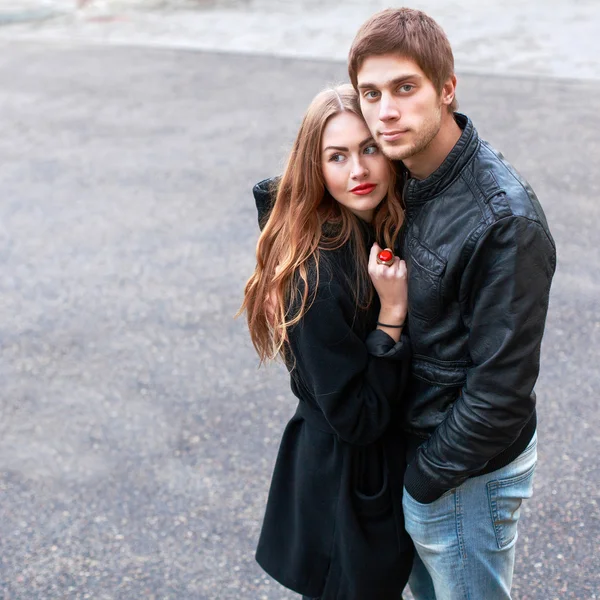 Casal elegante posando ao ar livre — Fotografia de Stock