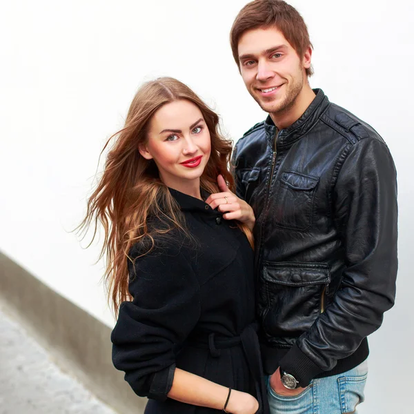 Stilvolles Paar posiert im Freien — Stockfoto