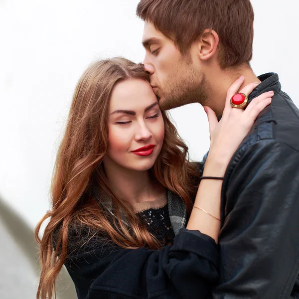 Pareja elegante posando al aire libre — Foto de Stock