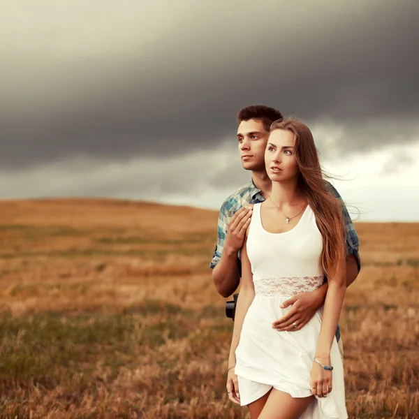 Sensual pareja posando al aire libre en primavera — Foto de Stock