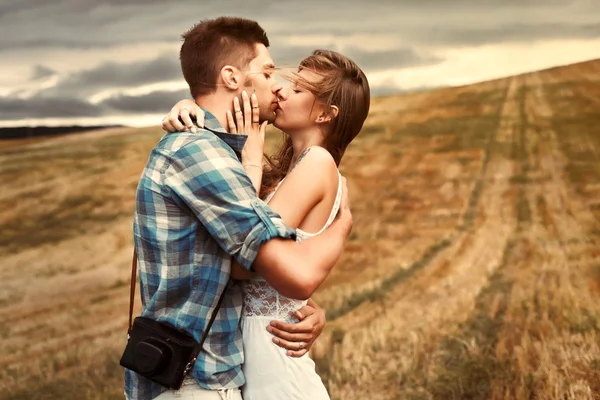 Чувственная пара целуется на открытом воздухе весной — стоковое фото