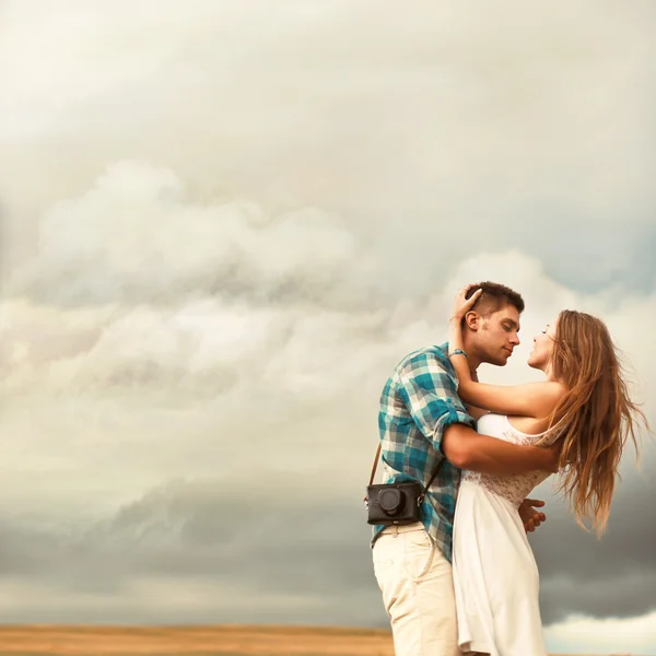 Casal sensual posando ao ar livre na primavera — Fotografia de Stock