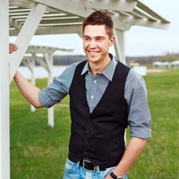 Stylish man posing outdoor in summer — Stockfoto