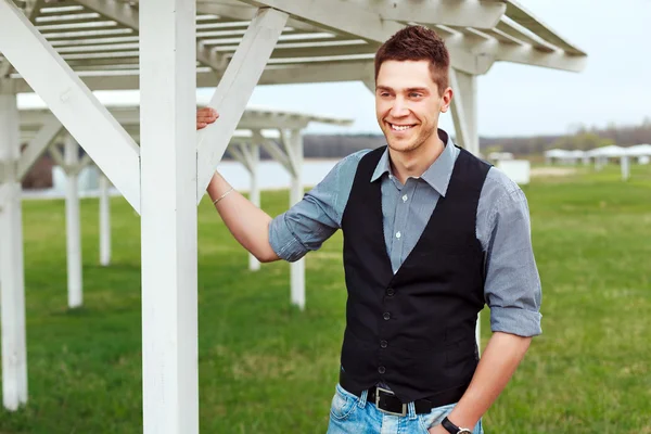 Stylischer Mann posiert im Sommer im Freien — Stockfoto