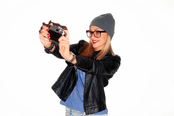 Frau macht Selfie mit Oldtimer-Kamera Stockbild