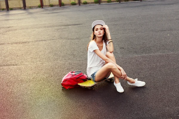 Chica con monopatín y mochila. Hipster estilo de vida — Foto de Stock