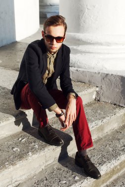 hipster adam açık poz