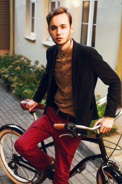 vintage Bisiklet adamla yakışıklı hipster