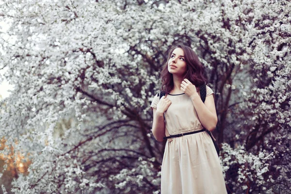 Brunette woman posing in spring garden — 图库照片