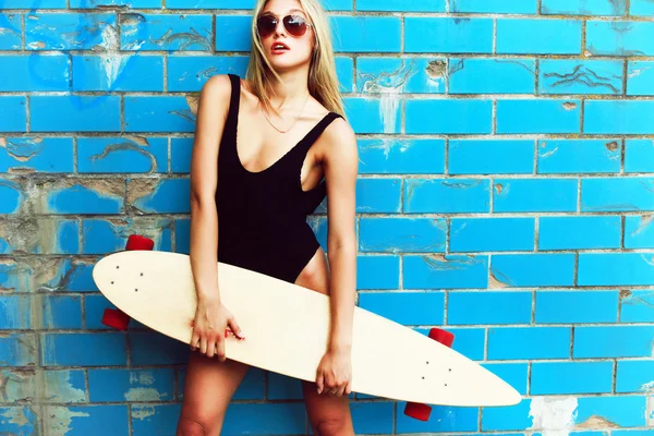 Sexig ung kvinna med longboard — Stockfoto