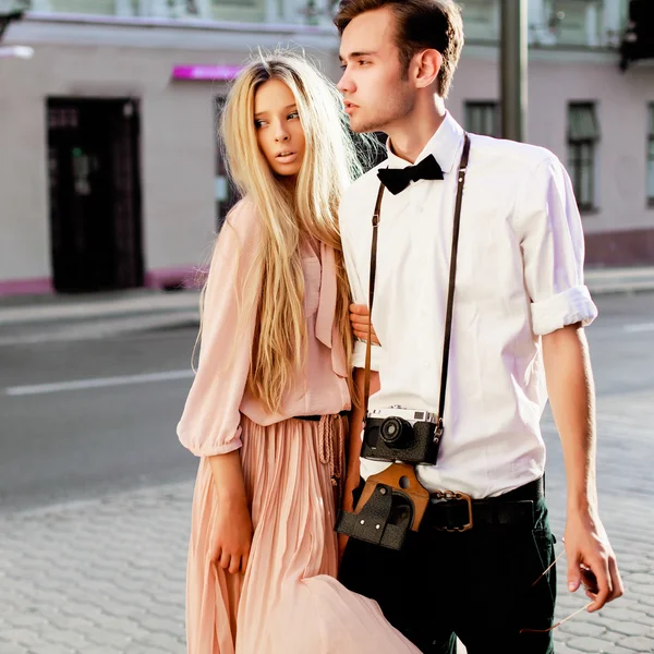 ファッションの流行に敏感なスタイルのカップルのポーズ — ストック写真