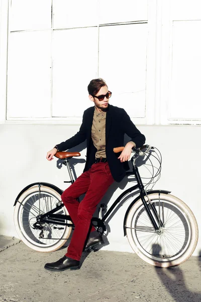 Bonito hipster homem com vintage bicicleta — Fotografia de Stock