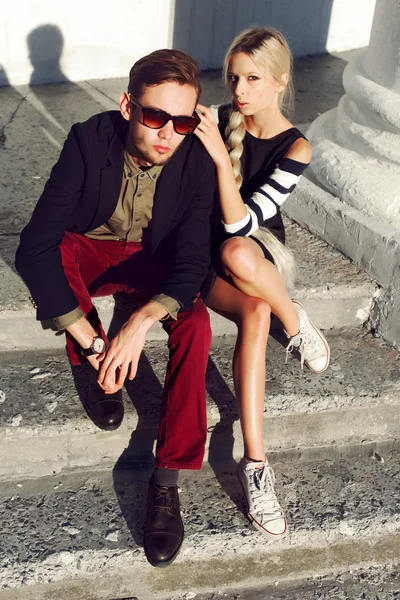 Hipster pareja posando al aire libre —  Fotos de Stock