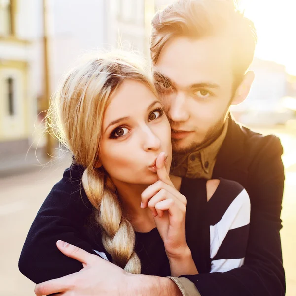 Jovem casal de moda — Fotografia de Stock