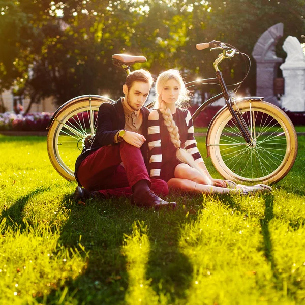 Hipster νεαρό ζευγάρι με το ποδήλατο στο πάρκο — Φωτογραφία Αρχείου