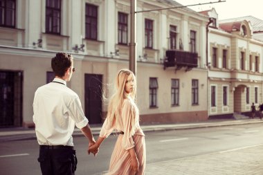 Aşık genç bir çiftin portresi.