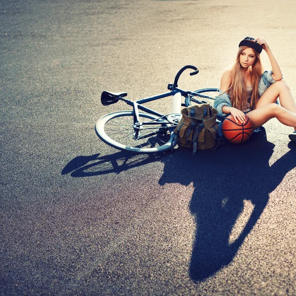 Chica rubia con bicicleta deportiva — Foto de Stock