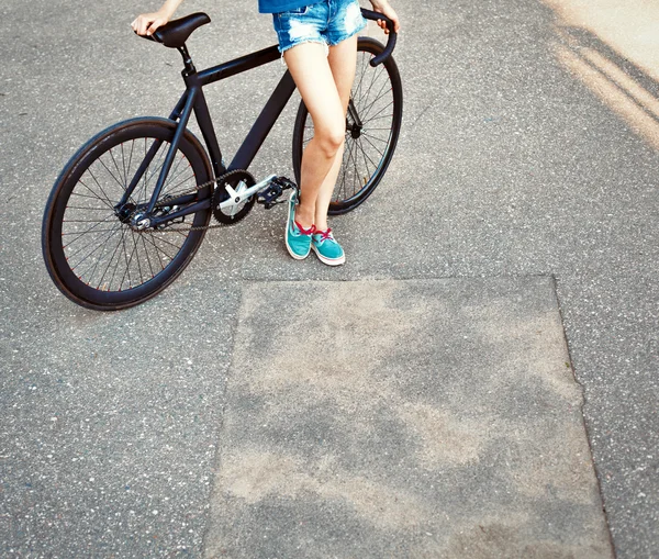 Fille posant en plein air avec vélo de sport — Photo