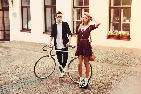 Hermosa pareja hipster con bicicleta — Foto de Stock