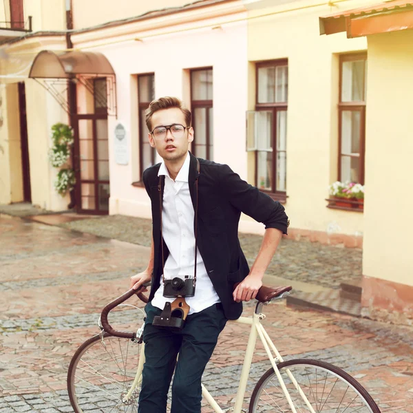 Homem bonito posando na rua — Fotografia de Stock