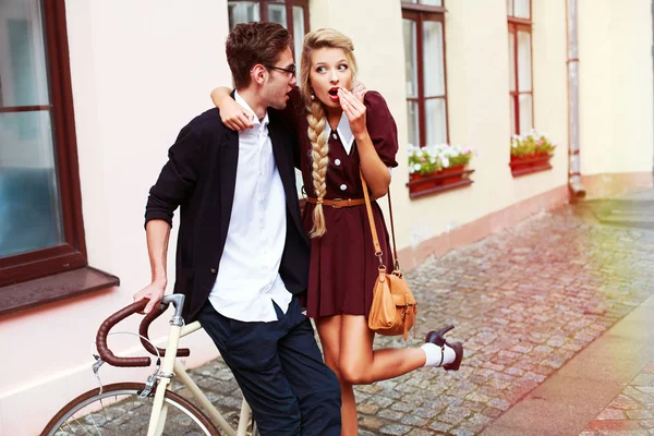 Beau couple hipster avec vélo — Photo