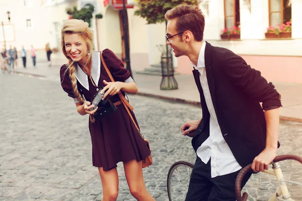 Vintage hipster couple s'amuser — Photo