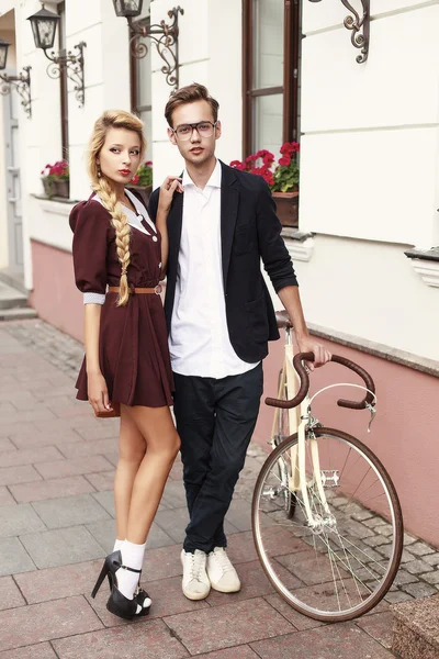 Hermosa pareja hipster con bicicleta —  Fotos de Stock
