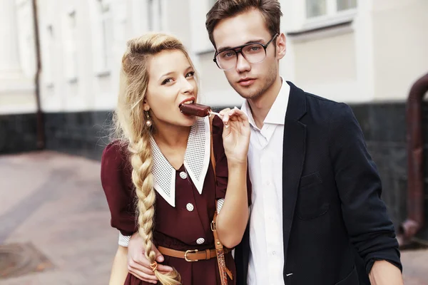 Ragazza che mangia gelato — Foto Stock