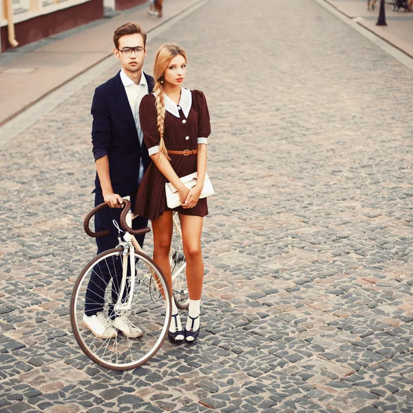 Belo casal hipster com bicicleta — Fotografia de Stock