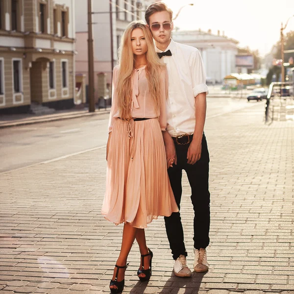 Belo casal hipster estilo vintage — Fotografia de Stock