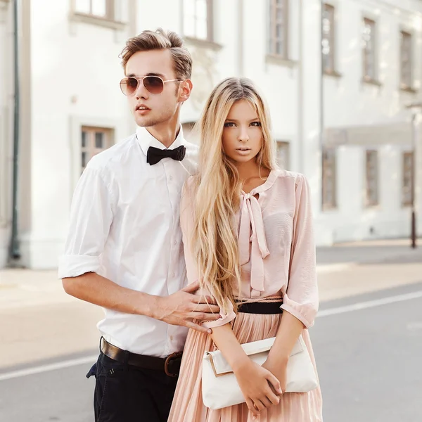 Belo casal hipster estilo vintage — Fotografia de Stock