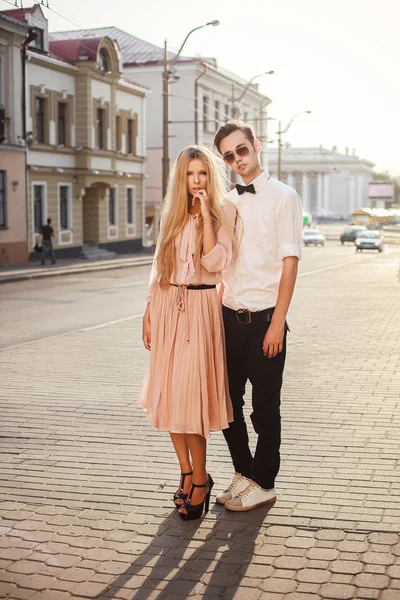 Hermosa pareja hipster estilo vintage —  Fotos de Stock