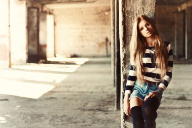 genç güzel sarışın kız.