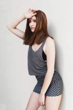 uzun saçlı kadın poz