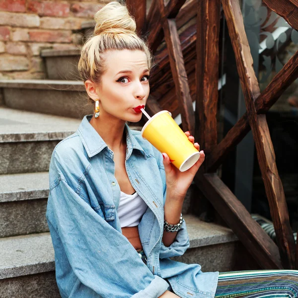 Mujer rubia bebiendo cóctel de leche — Foto de Stock