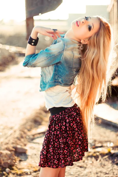 Portret van jonge mooie sensuele blonde — Stockfoto