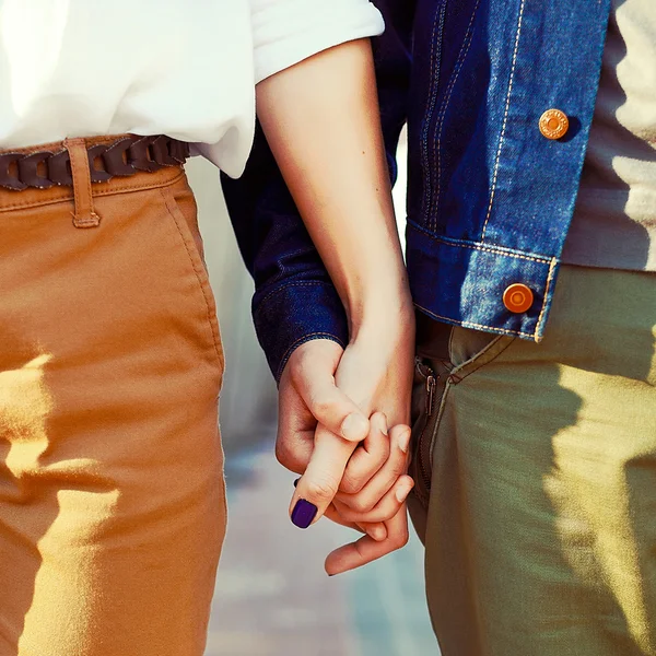 Paar in de liefde Handen vasthouden — Stockfoto