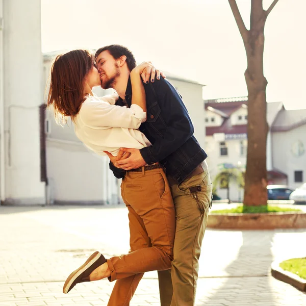 Schöne junge küssen paar — Stockfoto