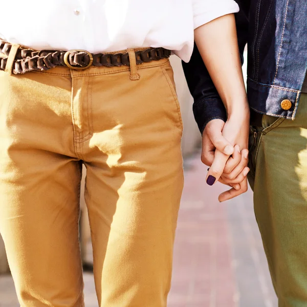 Verliebtes Paar hält Händchen — Stockfoto