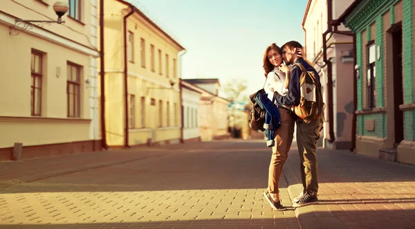 Vacker ung kyssande par — Stockfoto