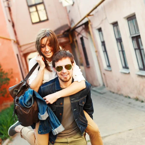 Portrait de jeune couple amoureux — Photo