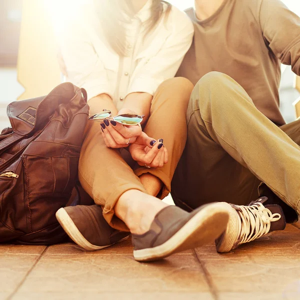 Ungt par sitter på marken — Stockfoto